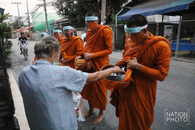 พระใส่ Face Shield ออกบิณฑบาต ป้องกันโรค "โควิด-19"