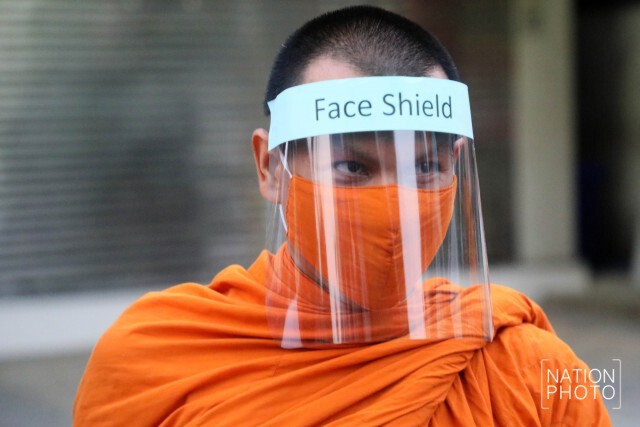 พระใส่ Face Shield ออกบิณฑบาต ป้องกันโรค "โควิด-19"