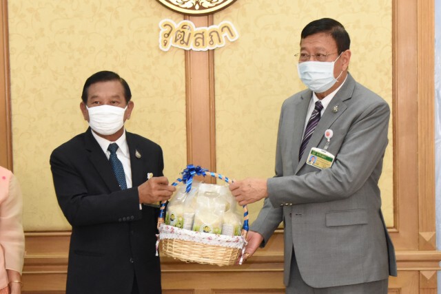 มอบข้าวสารแจกบุคลากรสำนักงานวุฒิสภา ลดภาระช่วงโควิด-19 ระบาด