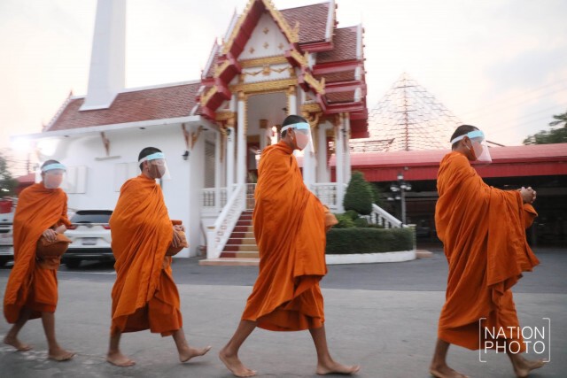 พระใส่ Face Shield ออกบิณฑบาต ป้องกันโรค "โควิด-19"