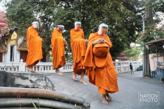 พระใส่ Face Shield ออกบิณฑบาต ป้องกันโรค "โควิด-19"