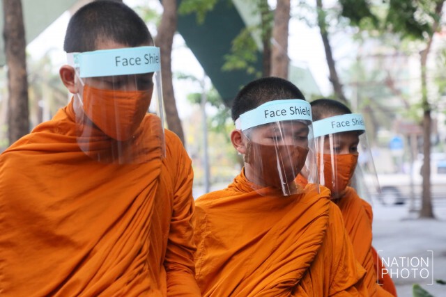 พระใส่ Face Shield ออกบิณฑบาต ป้องกันโรค "โควิด-19"