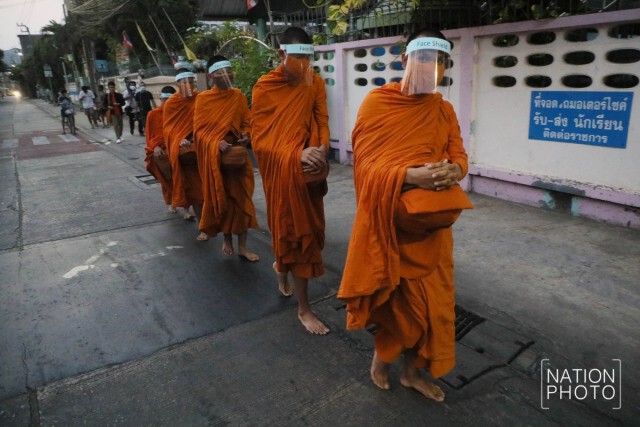 พระใส่ Face Shield ออกบิณฑบาต ป้องกันโรค "โควิด-19"