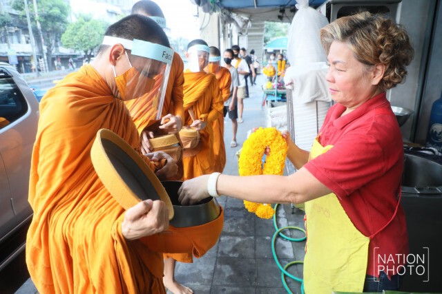 พระใส่ Face Shield ออกบิณฑบาต ป้องกันโรค "โควิด-19"