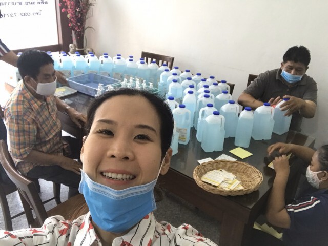 "ส.ส.กุลวดี" ช่วยบรรจุแอลกอฮอล์แจกชาวบ้าน