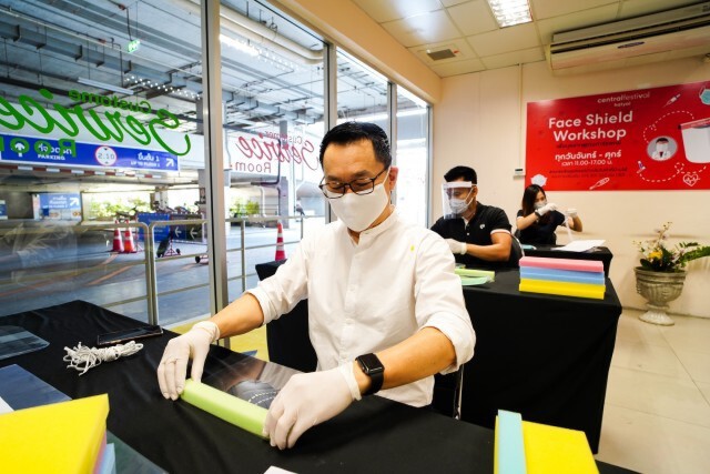 พนักงานเซ็นทรัลฯร่วมทำหน้ากาก 6 หมื่นชิ้นมอบฮีโร่สู้โควิด-19