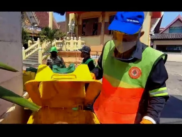 ผู้ว่าฯ อัศวิน ชวนคนกรุงแยกขยะหน้ากากอนามัย ช่วย #saveพนักงานเก็บขยะ