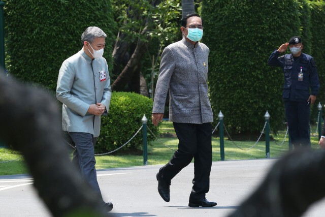 นายกฯ สั่งชะลอชาวต่างชาติเดินทางเข้าไทย