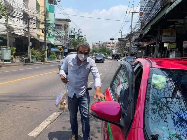 แท็กซี่หัวใจเทวดา! ติดป้ายประกาศ เเพทย์-พยาบาลส่งฟรี #เราจะสู้ไปด้วยกัน