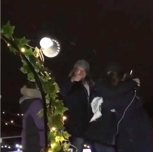 เปิดภาพวินาทีเเห่งความรัก "หลุยส์ สก๊อต" ขอเเต่งงาน "นุ่น รมิดา"