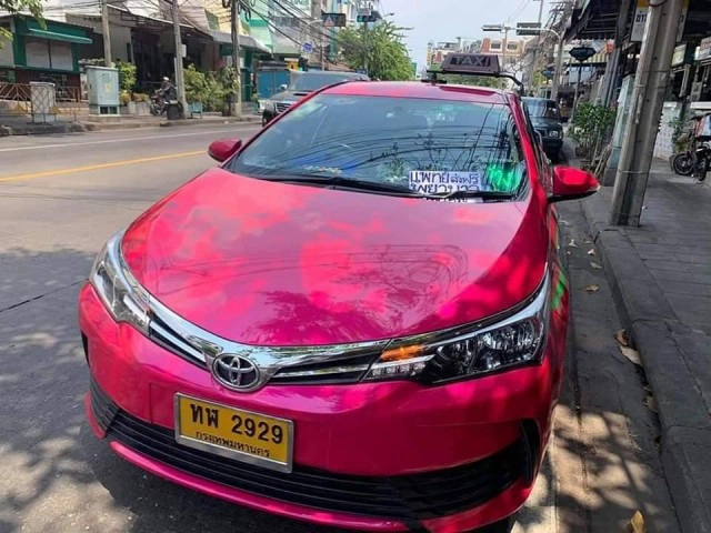 แท็กซี่หัวใจเทวดา! ติดป้ายประกาศ เเพทย์-พยาบาลส่งฟรี #เราจะสู้ไปด้วยกัน