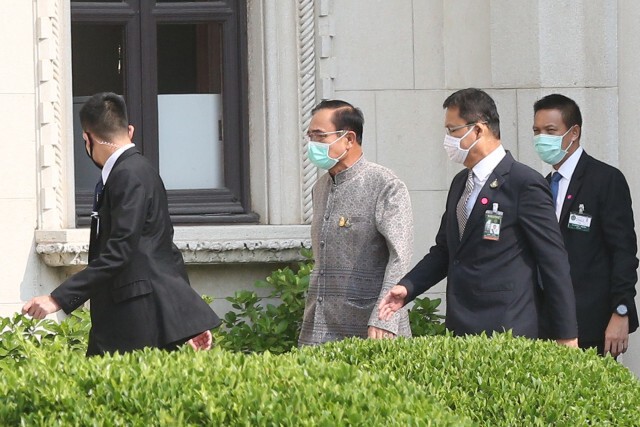 นายกฯ สั่งชะลอชาวต่างชาติเดินทางเข้าไทย
