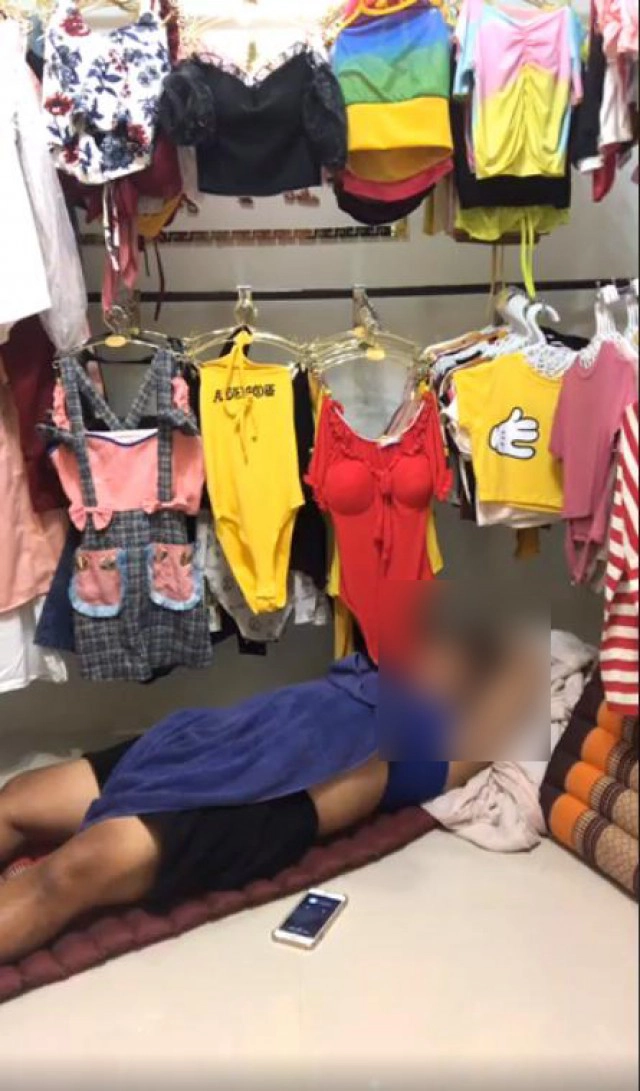 ชาวเน็ตโทรหาเพียบ! พ่อค้าขายเสื้อหลับคาไลฟ์สด หลังทิ้งเบอร์ไว้ใครอยากได้โทรไป