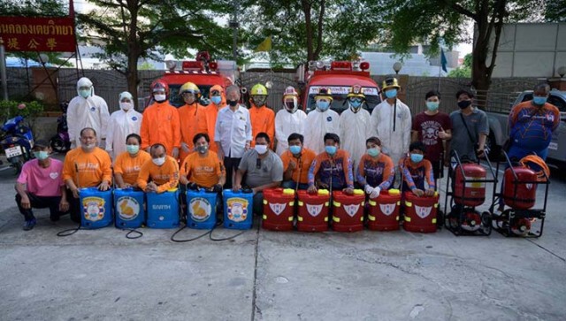 อาสาสมัครบรรเทาคลองเตยออกฉีดพ่นฆ่าเชื้อโควิด-19