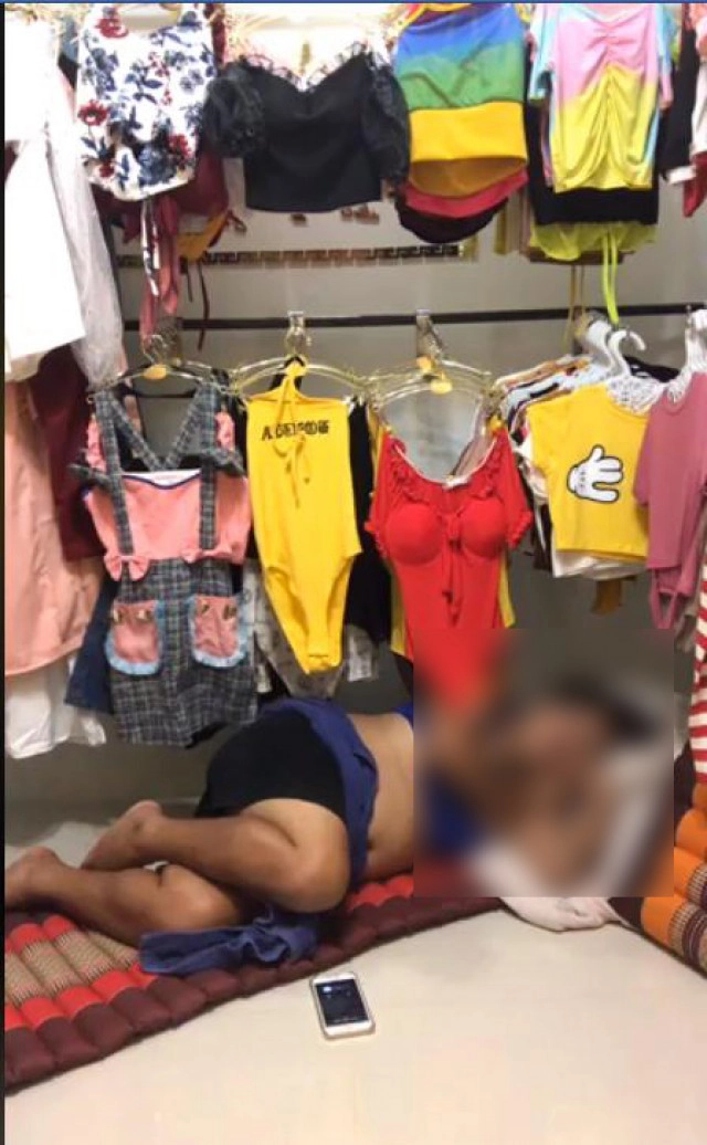 ชาวเน็ตโทรหาเพียบ! พ่อค้าขายเสื้อหลับคาไลฟ์สด หลังทิ้งเบอร์ไว้ใครอยากได้โทรไป