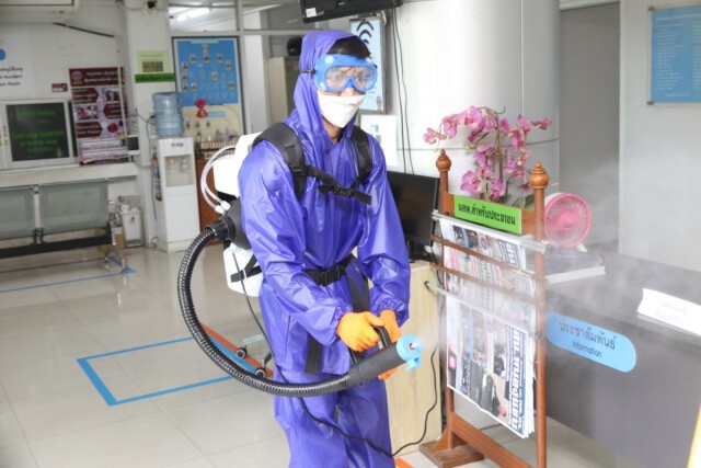 สน.คลองตัน ฉีดพ่นฆ่าเชื้อไวรัสโควิด-19 ทั่วสถานี