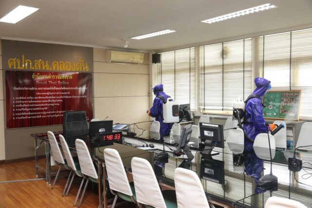 สน.คลองตัน ฉีดพ่นฆ่าเชื้อไวรัสโควิด-19 ทั่วสถานี