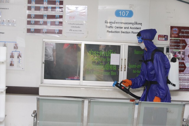 สน.คลองตัน ฉีดพ่นฆ่าเชื้อไวรัสโควิด-19 ทั่วสถานี