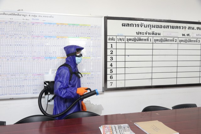 สน.คลองตัน ฉีดพ่นฆ่าเชื้อไวรัสโควิด-19 ทั่วสถานี