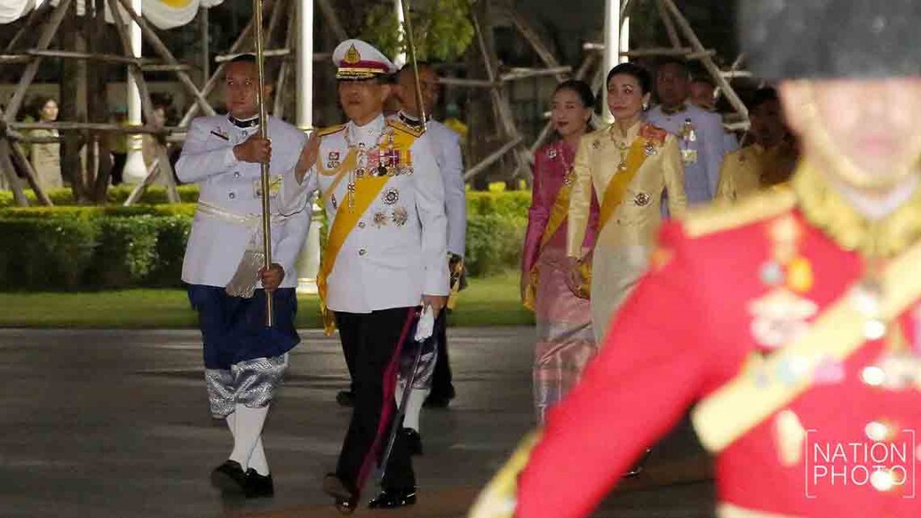 พระบาทสมเด็จพระเจ้าอยู่หัว เสด็จฯไปในการพระราชพิธีวันที่ระลึกมหาจักรีบรมราชวงศ์ พระบาทสมเด็จพระเจ้าอยู่หัว เสด็จฯไปในการพระราชพิธีวันที่ระลึกมหาจักรีบรมราชวงศ์