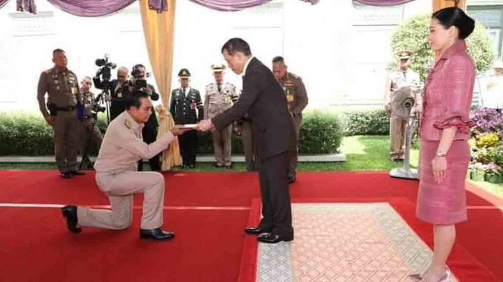 ในหลวง-พระราชินี พระราชทานพระราชวโรกาสให้นายกฯ เข้าเฝ้าถวายรายงานสถานการณ์โควิด-19