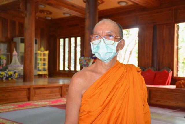 วัดไพรพัฒนารุมฆ่าโควิด-19 ฉีดพ่นยาฆ่าเชื้อไวรัสทุก 3 ชม.จัดเก้าอี้ห่าง 2 เมตร