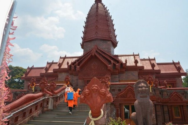วัดไพรพัฒนารุมฆ่าโควิด-19 ฉีดพ่นยาฆ่าเชื้อไวรัสทุก 3 ชม.จัดเก้าอี้ห่าง 2 เมตร