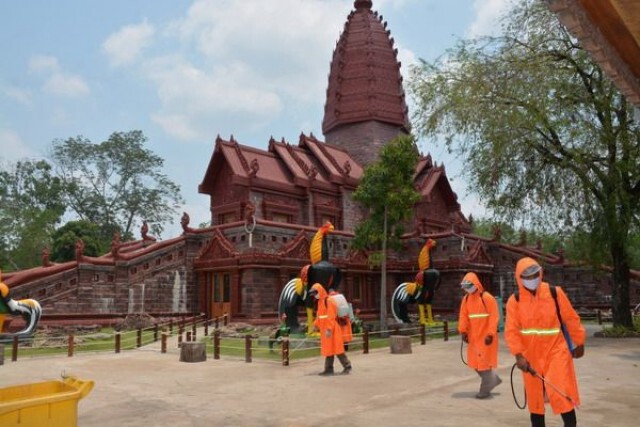 วัดไพรพัฒนารุมฆ่าโควิด-19 ฉีดพ่นยาฆ่าเชื้อไวรัสทุก 3 ชม.จัดเก้าอี้ห่าง 2 เมตร