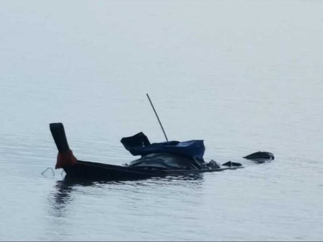 คลื่นแรง!ซัดเรือประมงอับปาง 4 ชีวิตลอยคอกลางทะเล