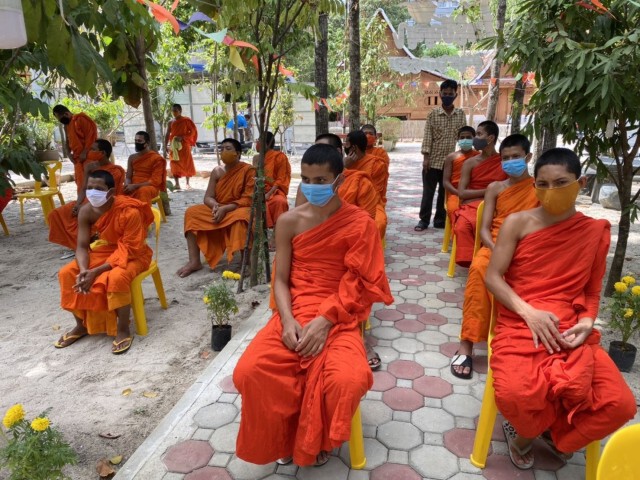นักรบผ้าเหลืองสู้โควิด! เปิดภาพพระภิกษุ-สามเณร 49 รูปพร้อมออกฉีดพ่นยาฆ่าเชื้อ