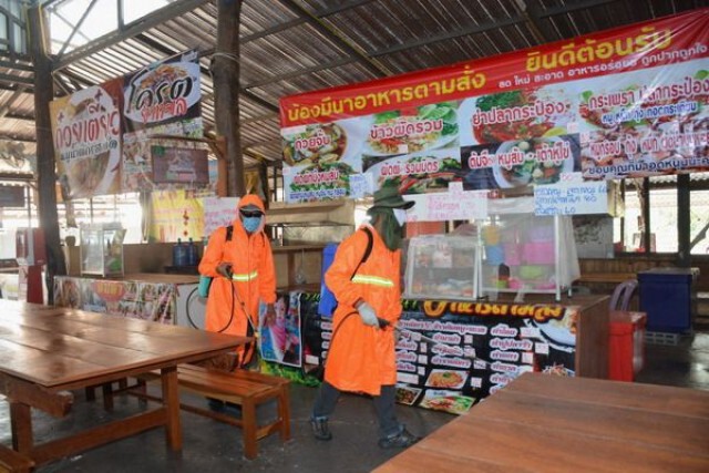 วัดไพรพัฒนารุมฆ่าโควิด-19 ฉีดพ่นยาฆ่าเชื้อไวรัสทุก 3 ชม.จัดเก้าอี้ห่าง 2 เมตร