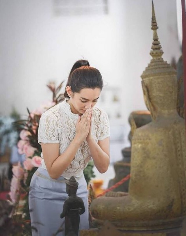 งามหมดจด "เบลล่า ราณี" ทำบุญถวายหน้ากากพระสงฆ์ 600 ชิ้น