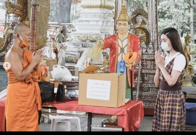งามหมดจด "เบลล่า ราณี" ทำบุญถวายหน้ากากพระสงฆ์ 600 ชิ้น
