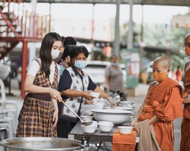 งามหมดจด "เบลล่า ราณี" ทำบุญถวายหน้ากากพระสงฆ์ 600 ชิ้น
