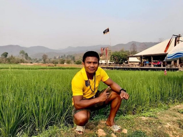 "บัวขาว" หันไปลงแรงทำสวนช่วงโควิด19 นำรายได้ช่วยคนในค่ายบัญชาเมฆ