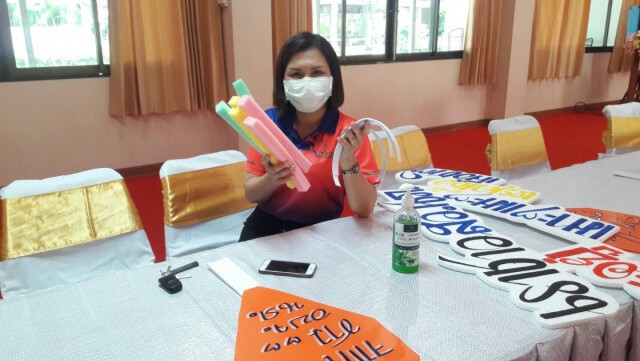 ครูหนองบัวลำภู ออกเงินทำ  face shield มอบให้เจ้าหน้าที่