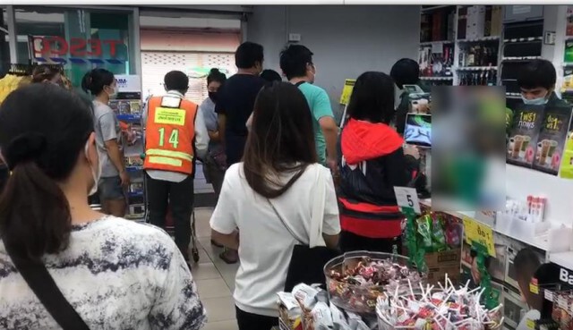 เปิดภาพคนเเห่! ต่อแถวซื้อยาวเหยียด หน้าร้านจำหน่ายสุรา
