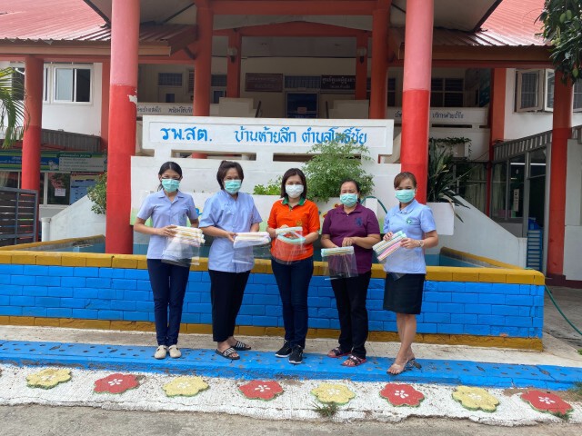 ครูหนองบัวลำภู ออกเงินทำ  face shield มอบให้เจ้าหน้าที่