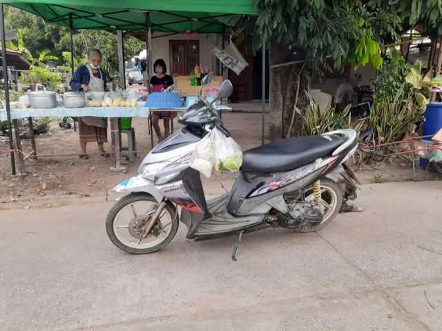 พ่อค้าไส้กรอกพัทยา หนีโควิดกลับบ้านขายหมี่กระทิ ประทัง 6 ชีวิต