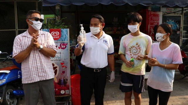 "เพื่อไทยร้อยเอ็ด" ผนึกกำลังแจกแอลกอฮอล์-หน้ากากสู้โควิด-19