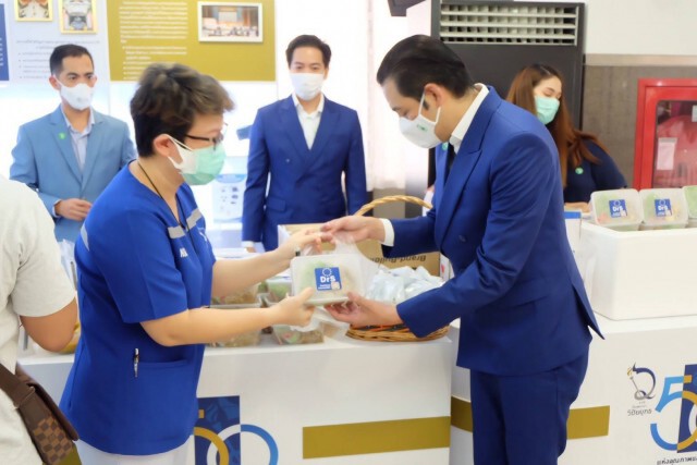 หนุ่ม ศรราม​ จูงมือครอบครัว​ ทำบุญวันเกิด​ น้องวีจิ​