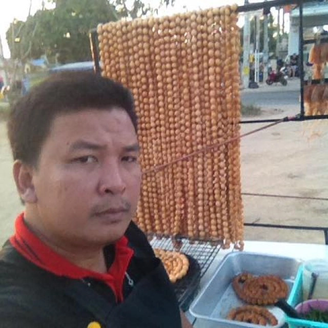 พ่อค้าไส้กรอกพัทยา หนีโควิดกลับบ้านขายหมี่กระทิ ประทัง 6 ชีวิต