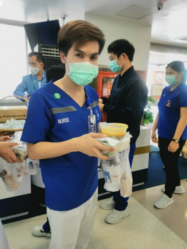 หนุ่ม ศรราม​ จูงมือครอบครัว​ ทำบุญวันเกิด​ น้องวีจิ​