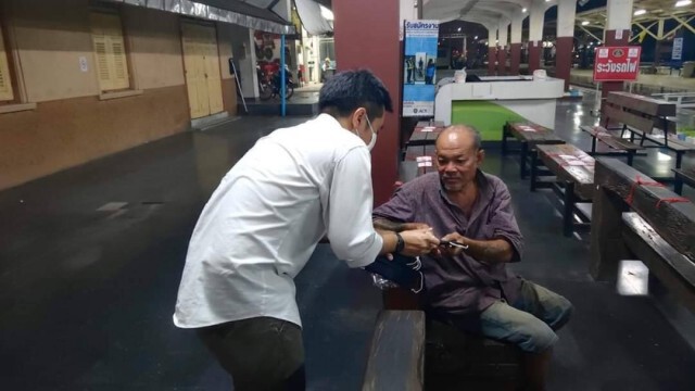 "พรรคก้าวไกล" แจกถุงน้ำใจช่วยชาวพิษณุโลกลดผลกระทบโควิด-19
