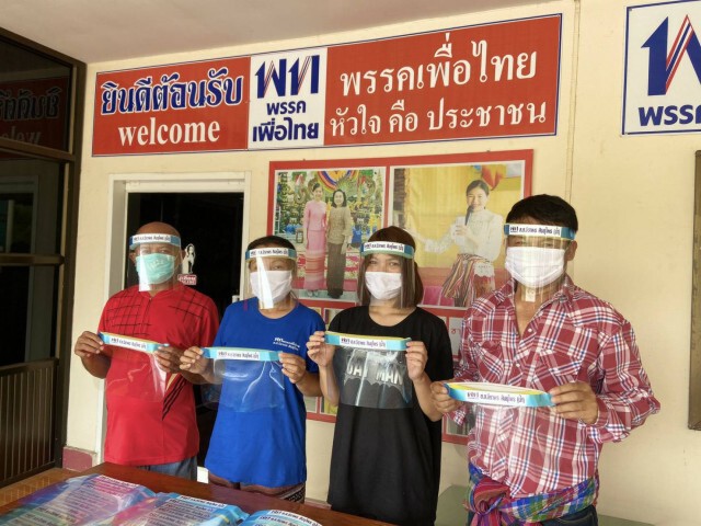 "เพื่อไทยร้อยเอ็ด" ผนึกกำลังแจกแอลกอฮอล์-หน้ากากสู้โควิด-19