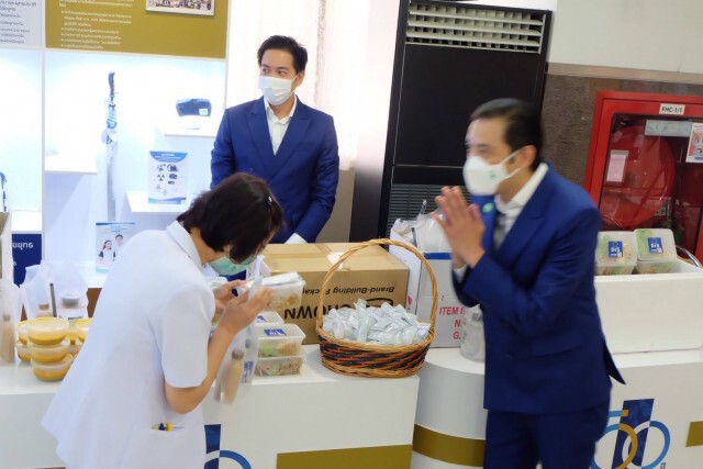 หนุ่ม ศรราม​ จูงมือครอบครัว​ ทำบุญวันเกิด​ น้องวีจิ​
