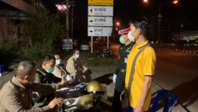อ้างไม่รู้ "เคอร์ฟิว" รวบหนุ่มเมาเดินเข้าด่านฯ