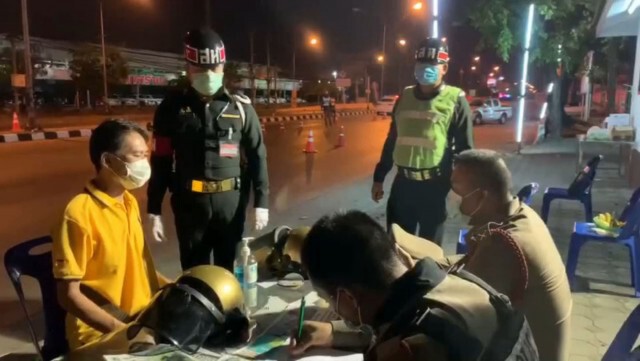 อ้างไม่รู้ "เคอร์ฟิว" รวบหนุ่มเมาเดินเข้าด่านฯ