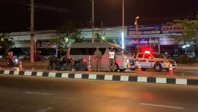 อ้างไม่รู้ "เคอร์ฟิว" รวบหนุ่มเมาเดินเข้าด่านฯ