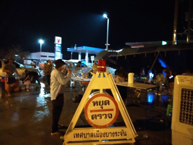พายุฝนกระหน่ำ พัดจุดสกัดเต้นท์โค่นล้มระเนระนาด